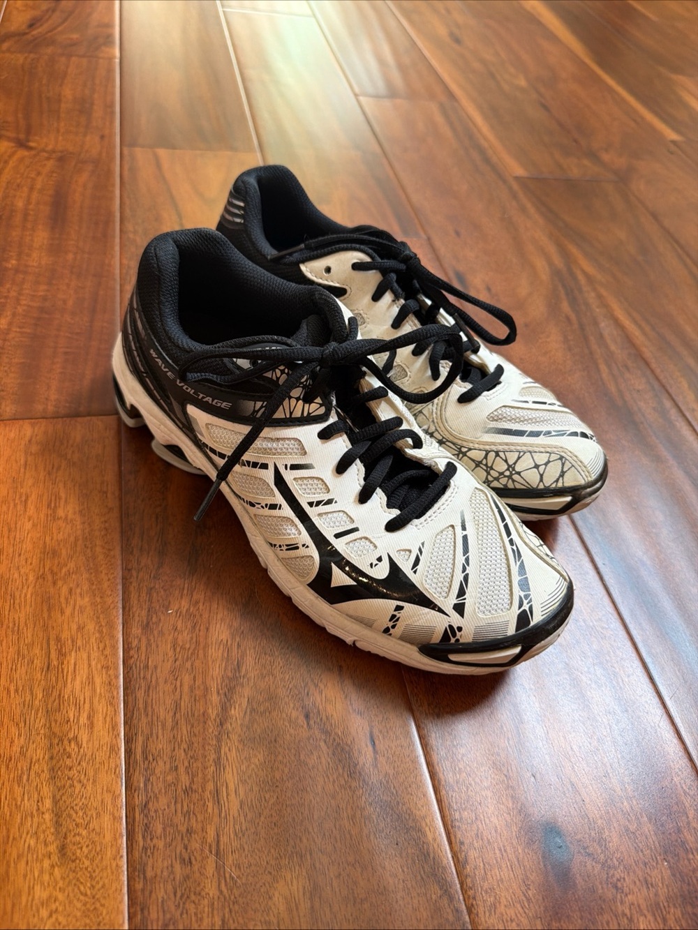 Mizuno White and Black Volleyball Shoes Women’s Size 8.5